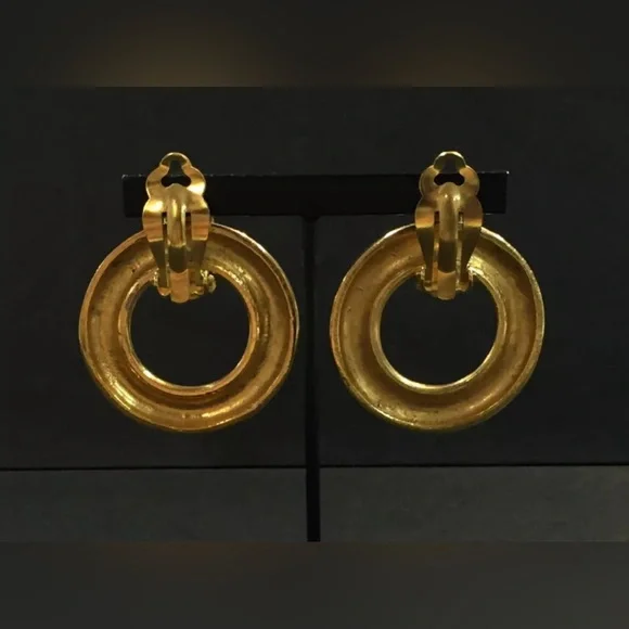 Chanel vintage 24kt gold plated hammered door knocker hoop clip on earrings. - Picture 4 of 11